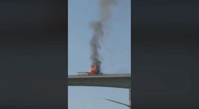 Így égett egy teherautó a Kőröshegyi völgyhídon – videó