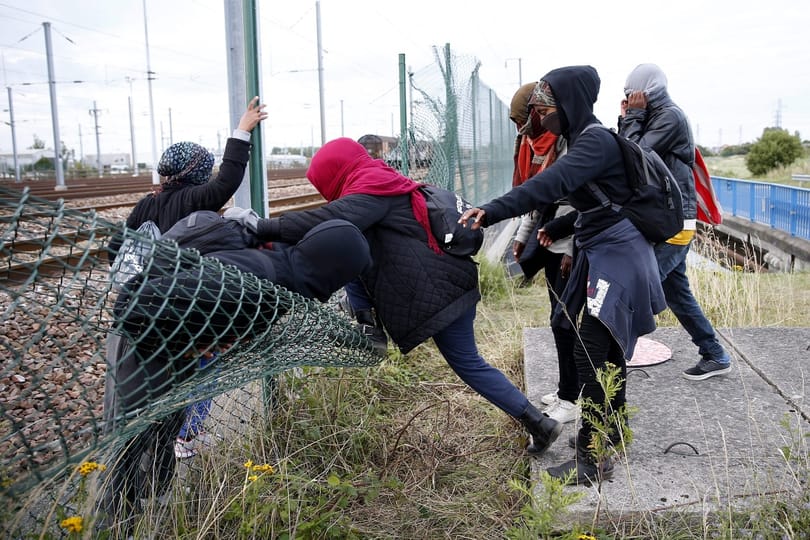 Átmenetileg leállt a Csalagút, mert beözönlött száz menekült