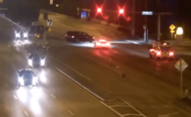 200 felett robog át a piroson a teslás, ez ellen mi védhet meg? – Videó