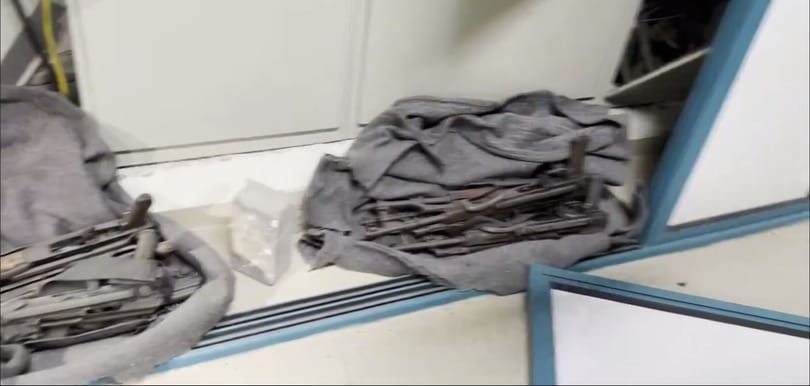 IDF: fegyvereket és katonai felszerelést talált az izraeli hadsereg a gázai es-Sifá kórházban