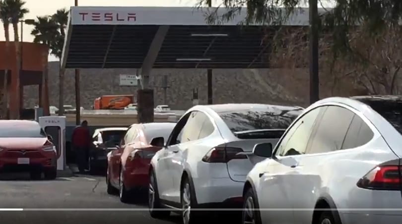 Micsoda irónia, amikor 30 Tesla várakozik egy gyorstöltőre - videó