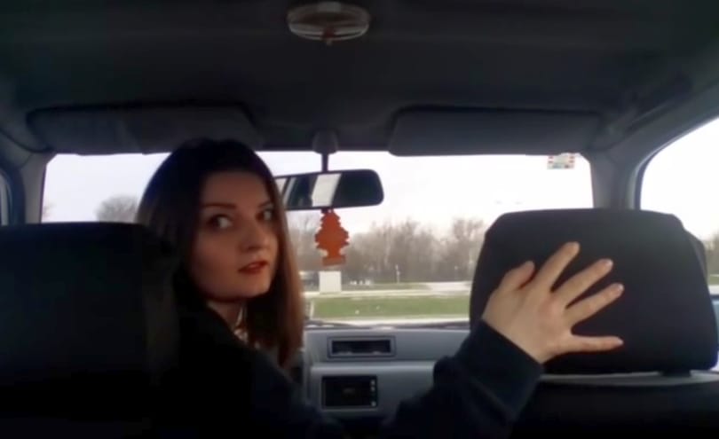 A nap videója: veszélyesen, tömegesen tolatnak az autók a 11-es útnál