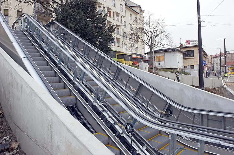 Fotók: Mozgólépcsőt építettek a Széll Kálmán térre