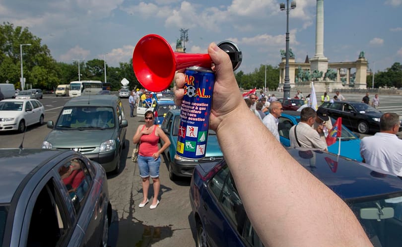 Az őszi ülésszak első napján is tiltakoznak a szakszervezetek