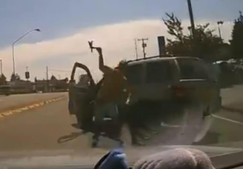 Baltával esett áldozata szélvédőjének egy autós ámokfutó – videó