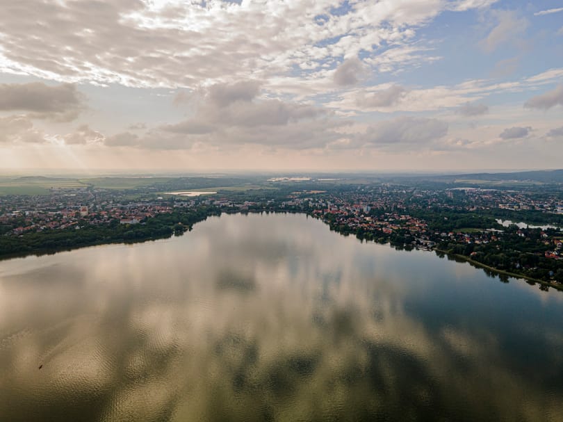Listázták Tatán a helyi szállodaberuházást ellenző civileket