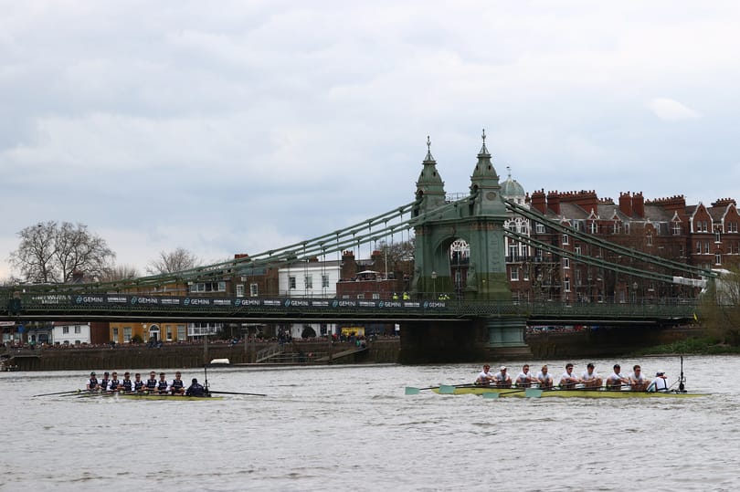 Fóliába csomagoltak egy londoni hidat, hogy megóvják az extrém hőségtől