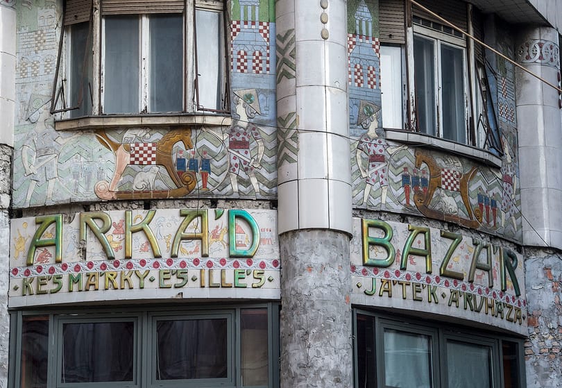 Megfigyelte már ezeket a káprázatos Zsolnay-porcelán-borításokat a pesti házakon?