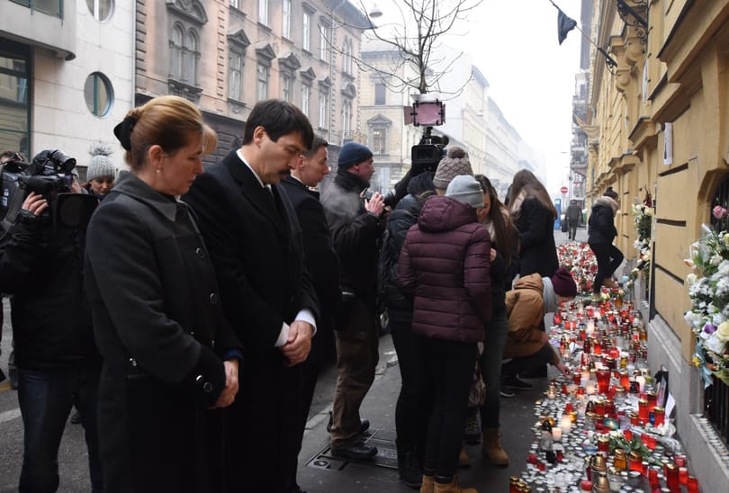 Áder János gyertyát gyújtott a Szinyeinél, az iskolában pszichológuscsoport dolgozik