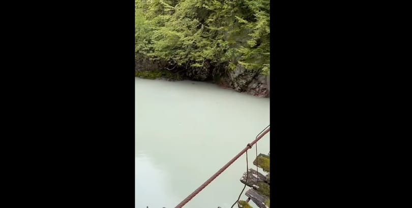 Hőerőmű építése miatt kifehéredett a Neretva egy szakasza Bosznia-Hercegovinában
