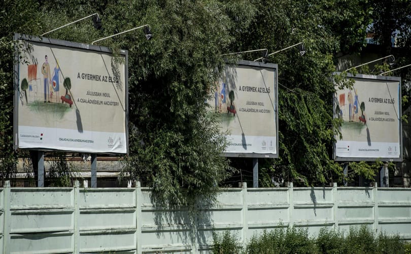 A „családbarát kormány” hagyja elértéktelenedni a családtámogatásokat