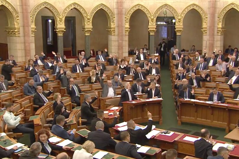 Megszavazta a Fidesz, hogy ne lehessen jogállami feltételekhez kötni az EU-támogatásokat