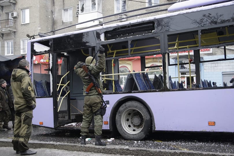 Megállóban álló trolibuszra lőttek Ukrajnában – 13 halott
