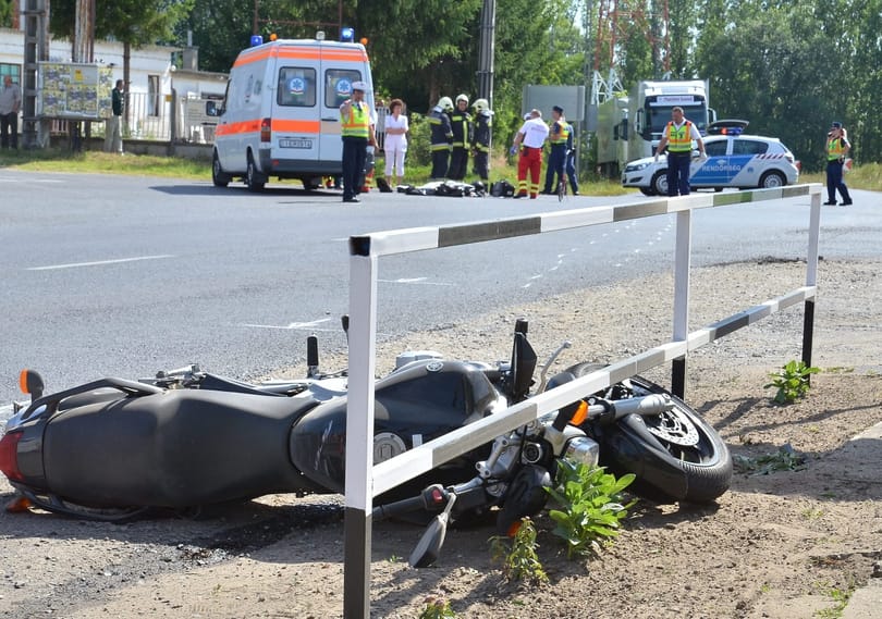 Meghalt egy motoros Városlődnél, lezárták a 83-as utat