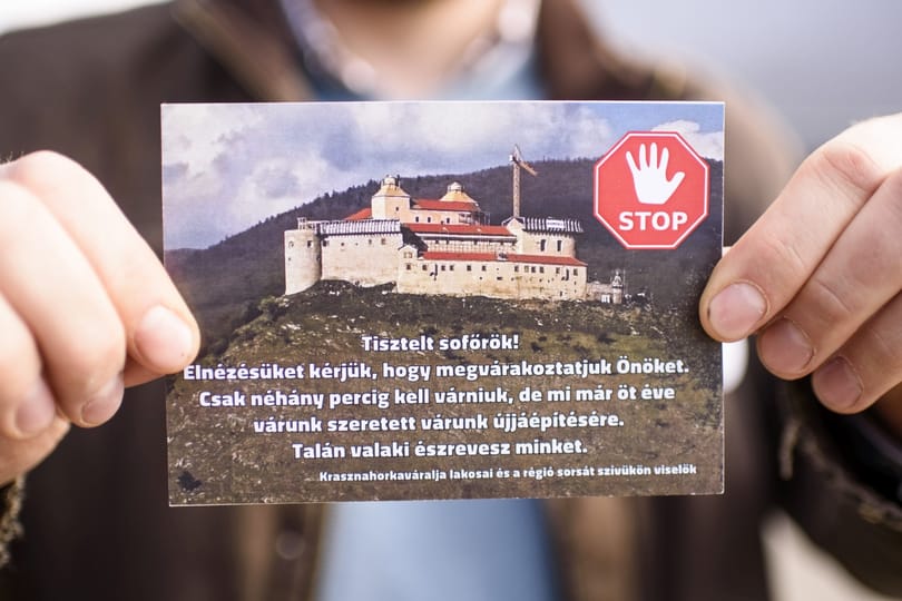 Öt éve húzódik a krasznahorkai vár felújítása – gyorsításért demonstráltak
