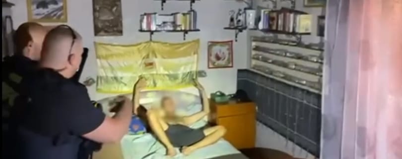 Csonkítással fenyegetett egy rendőrnőt, rövidesen rátörték a Sztálin-poszteres szobája ajtaját