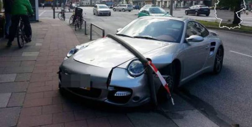 Korlát alá fúródott egy Porsche 911 Turbo – fotók