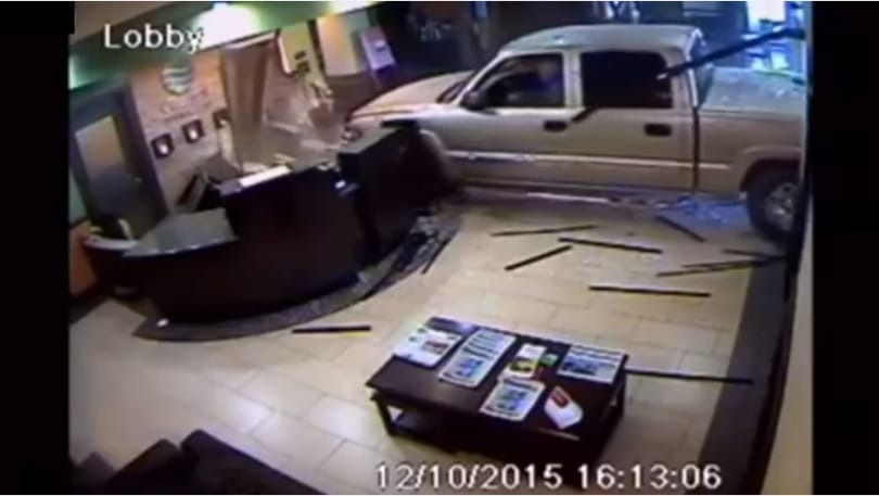 Dühös lett a hotelszámla miatt, kocsival ment reklamálni a recepcióra – videó