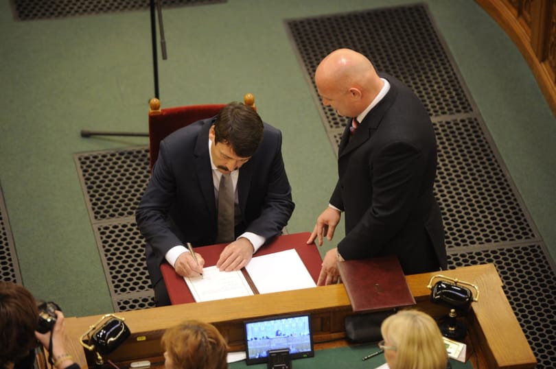 Áder aláírta a plakáttörvényt