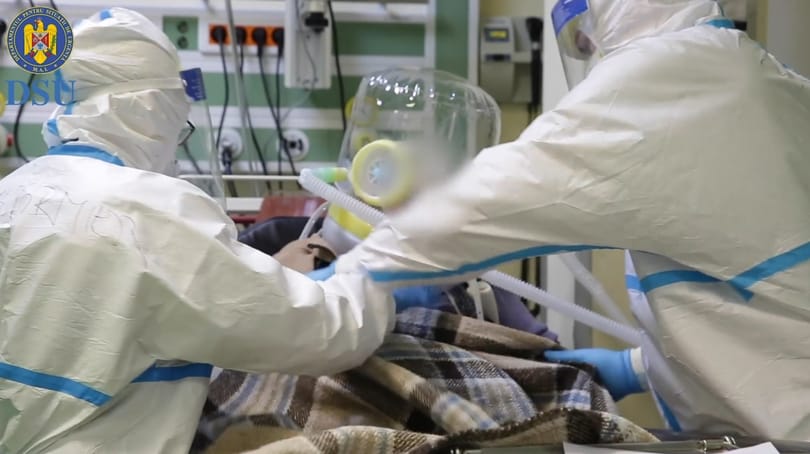 Sürgősségi osztályon forgatott videóval figyelmeztet a járvány veszélyeire Románia
