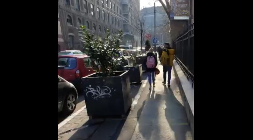 Eddig a parkoló autóktól nem lehetett elférni, most virágládákkal szűkítették le a járdát a józsefvárosi Mária utcában