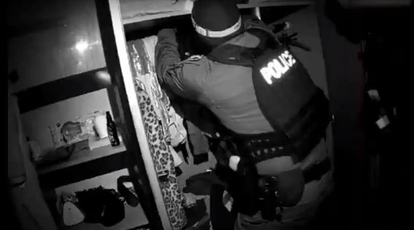Falba vájt rejtekhelyéről rángatták elő a többszörösen körözött férfit a rendőrök – videó