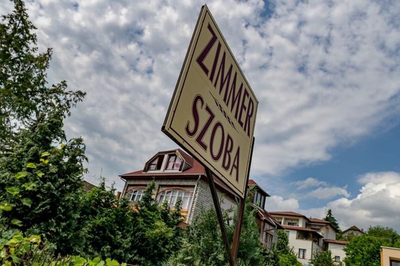 Letolt gatyával várják a turistarohamot a Balatonnál
