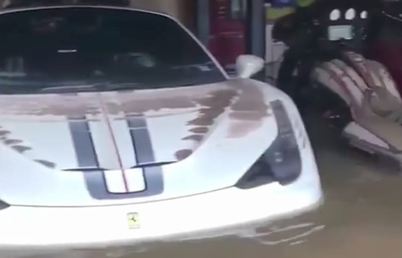 Odavesztek a Ferrarik is: a texasi hurrikán ezt a garázst sem kímélte