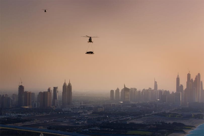Mit keres egy Aston Martin a Burdzs al-Arab tetején? - videó