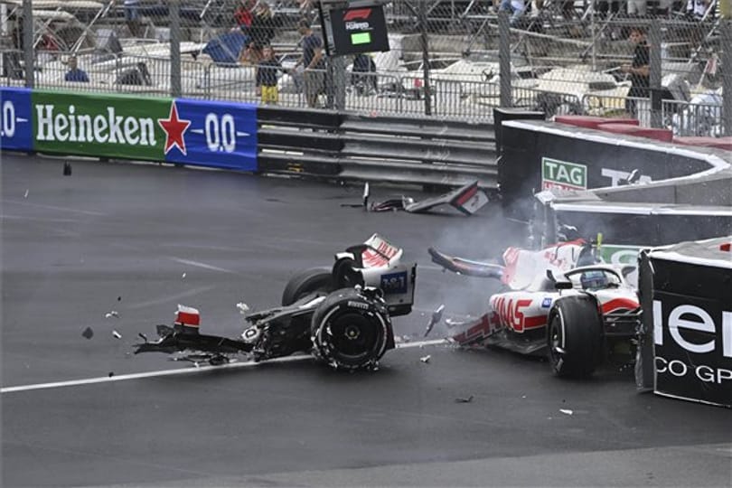 Kettétört Mick Schumacher autója a monte-carlói pályán