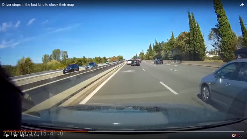 Hirtelen megállt az autópályán a belső sávban, milliméteren múlt a baleset - videó