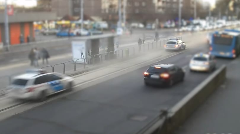 Több piroson átszáguldva, járdára felhajtva menekült a rendőrök elől egy autós – videó