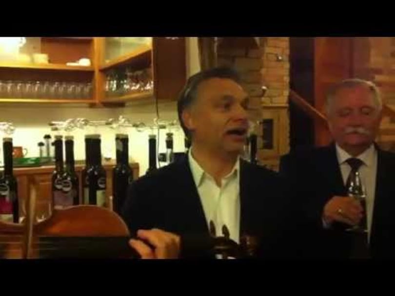 Orbán dalra fakadt - videó