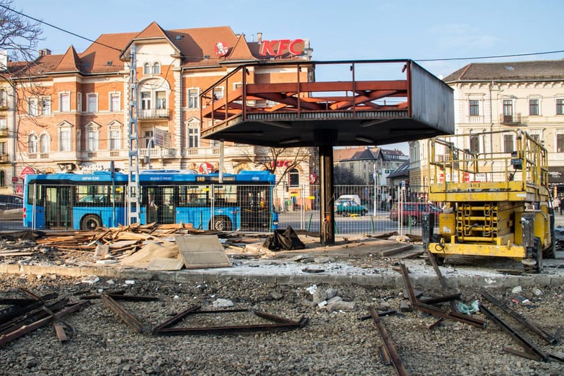 Váratlanul újabb sávot zártak le a Széll Kálmán téren