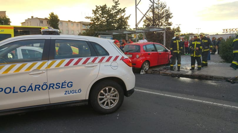 A Fogarasi úti trolimegállóhoz szorított egy autó egy nőt - fotók