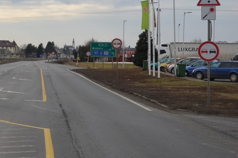Pikk-pakk eltiltott a rendőrség a vezetéstől egy szlovák sofőrt, aki záróvonalon előzött
