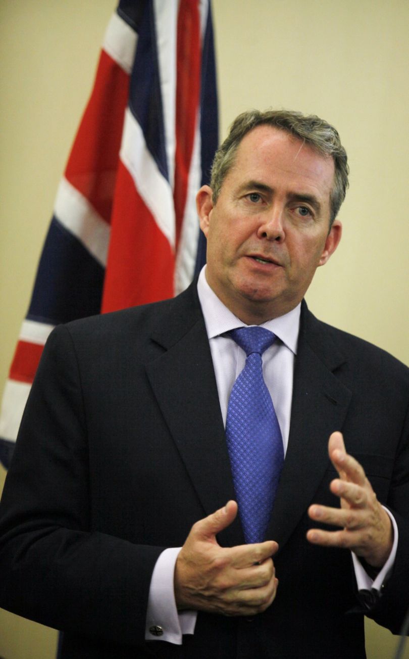 Cameron kiállt védelmi minisztere mellett