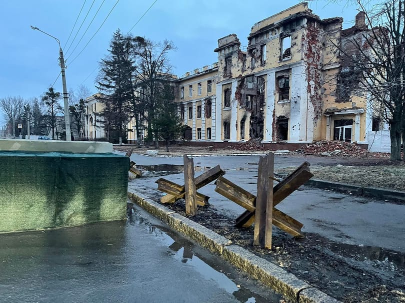 Egy rommá lőtt harkivi iskola elől jelentkeztek be a HVG tudósítói 