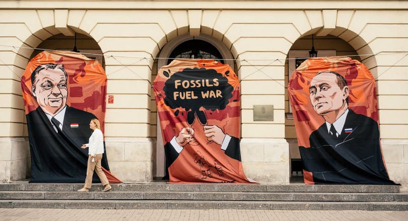 Olajjal koccintó Orbán és Putyin – a varsói magyar nagykövetségnél akciózott a Greenpeace