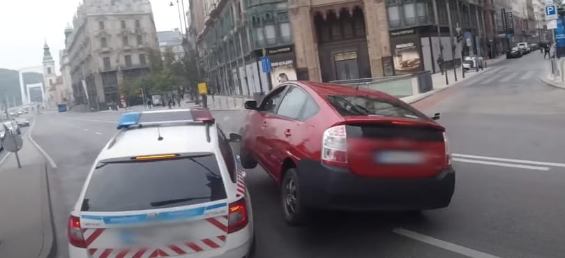 Videó: Rendőrautóba csapódott egy Toyota a Ferenciek terénél