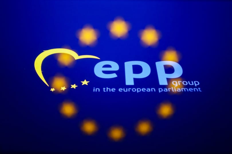 Politico: Uniós forrásokkal való visszaélés miatt vizsgálja az Európai Ügyészség a Néppártot