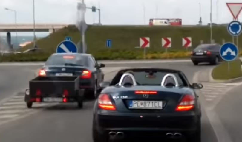 2 percen át blokkolta a mentőautót a szlovák Mercedes sofőrje – videó