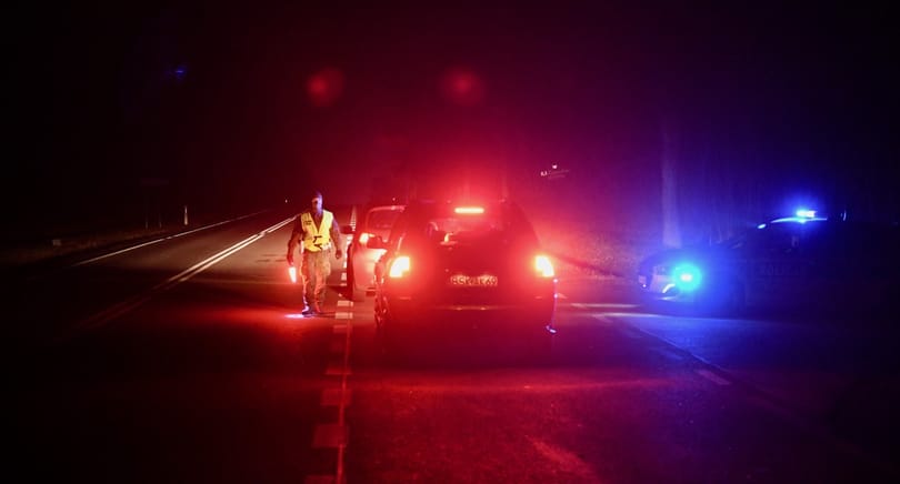 Olyan a lengyel-fehérorosz határ, mint egy diszkó: dübörög a zene és vakítanak a lézerek