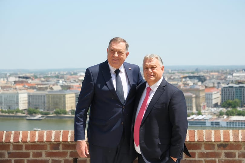 A Boszniában körözött Dodik megérkezett Budapestre, és már készült is róla pár közös fotó Orbán Viktorral