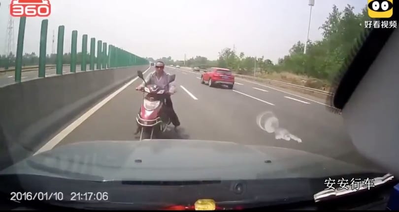 Szemből hajtott fel az autópályára a motoros, nem lett jó vége – videó
