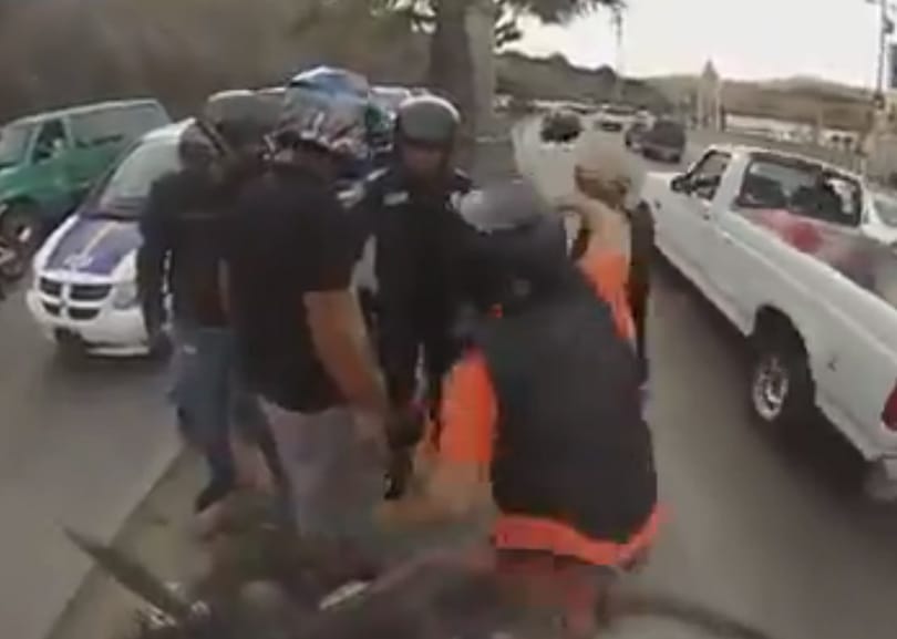 Motoros banda támadt egy taxisofőrre Mexikóban – videó