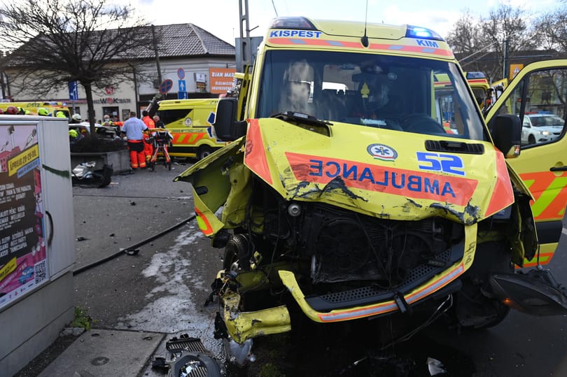 Karambolozott egy mentő és egy személyautó - négyen megsérültek