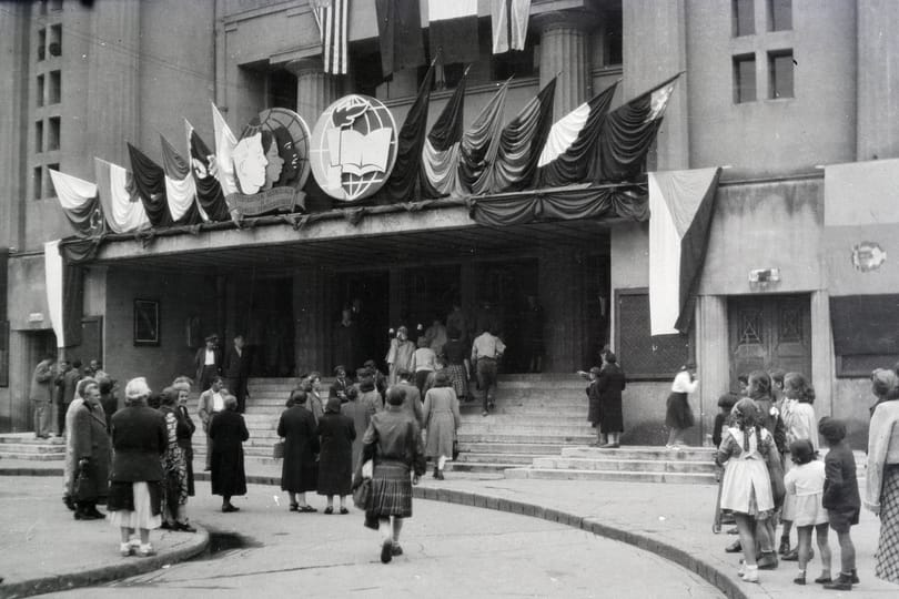 Színház az egész állam: 75 éves a kommunista örökség, amelyet a mai politika is magáénak vall