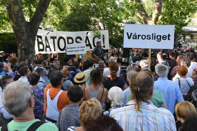 Dulakodás tört ki a Városligetben, rohamrendőrök sorakoztak fel