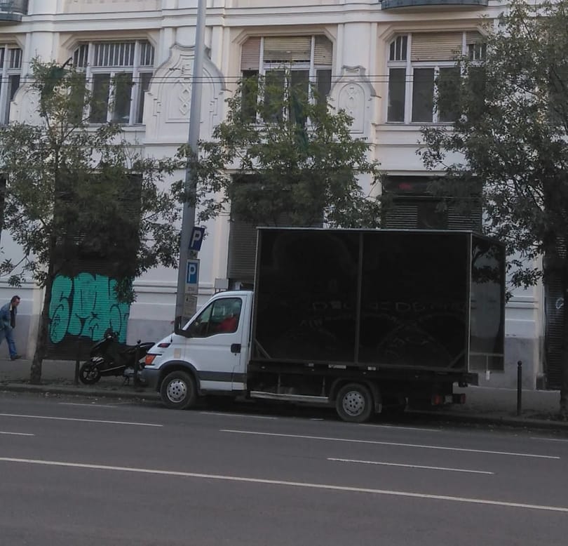 Már egy éve forgatják a japánok a pornót a Bazilika melletti pornókamionban